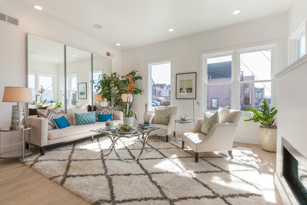 Mittelgroßes, Fernseherloses, Offenes Modernes Wohnzimmer mit weißer Wandfarbe, hellem Holzboden, Gaskamin und verputzter Kaminumrandung in San Francisco