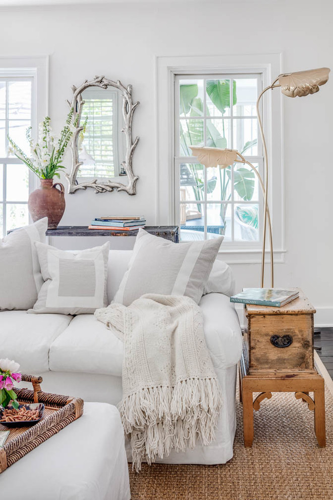 Immagine di un piccolo soggiorno stile shabby chiuso con pareti bianche, pavimento in legno massello medio e pavimento marrone