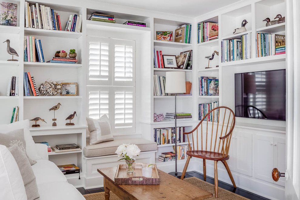 Idéer för att renovera ett litet shabby chic-inspirerat separat vardagsrum, med ett bibliotek, vita väggar, målat trägolv, en inbyggd mediavägg och svart golv