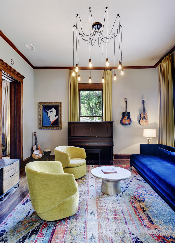 Repräsentatives, Abgetrenntes Klassisches Wohnzimmer mit weißer Wandfarbe, dunklem Holzboden und braunem Boden in Austin