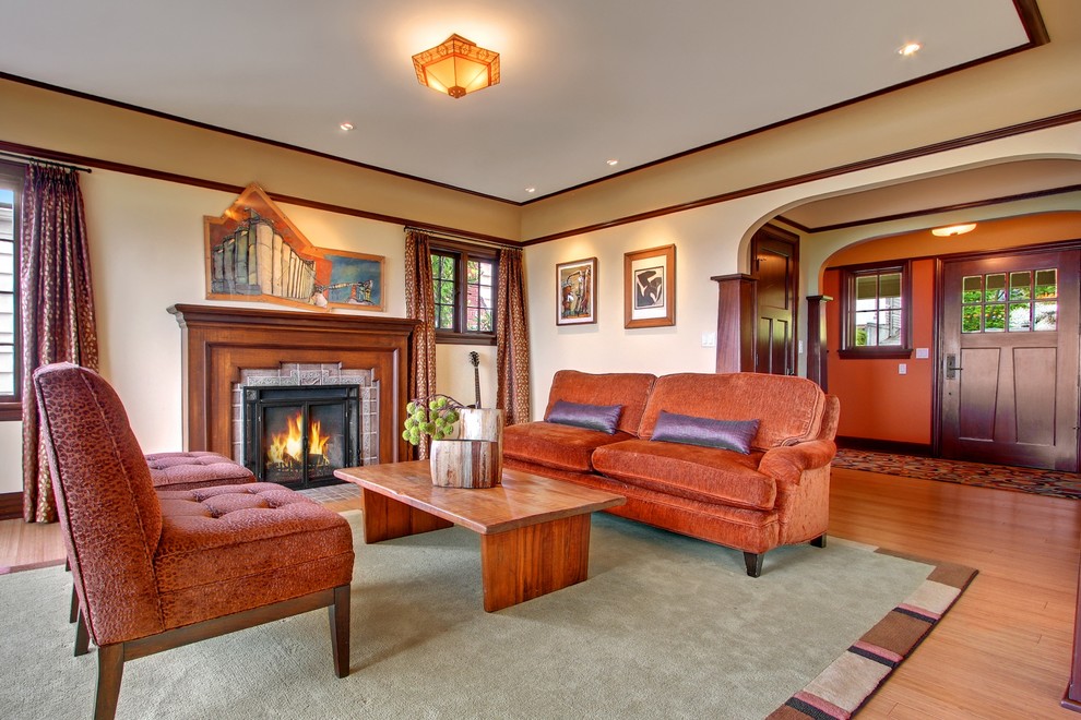 Repräsentatives, Fernseherloses Uriges Wohnzimmer mit beiger Wandfarbe und hellem Holzboden in Seattle