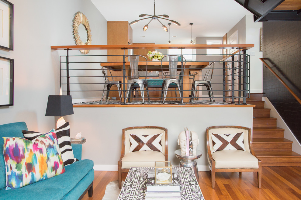 Mittelgroßes, Offenes Modernes Wohnzimmer mit weißer Wandfarbe und braunem Holzboden in Seattle