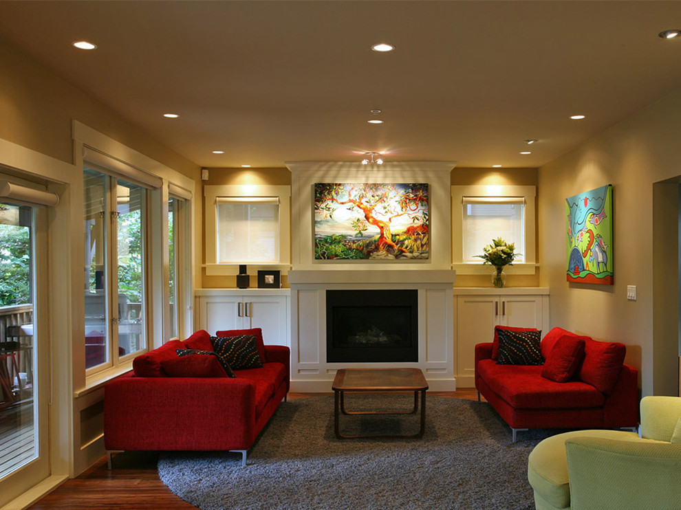 Klassisches Wohnzimmer mit beiger Wandfarbe und Kamin in Vancouver
