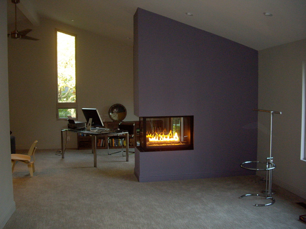 Ispirazione per un soggiorno minimalista di medie dimensioni e chiuso con pareti multicolore, moquette, camino bifacciale e pavimento grigio