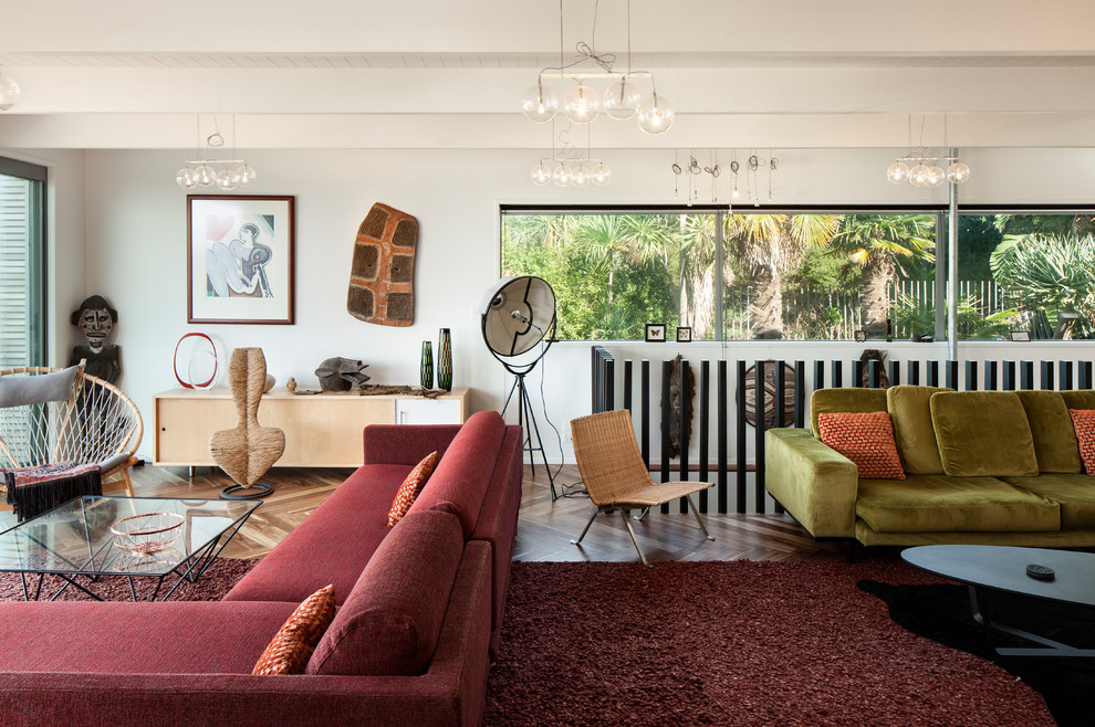 Mittelgroßes, Offenes Modernes Wohnzimmer mit weißer Wandfarbe und braunem Holzboden in Auckland
