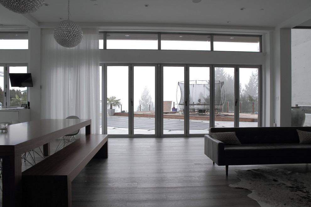Идея дизайна: гостиная комната среднего размера в стиле модернизм с белыми стенами и темным паркетным полом