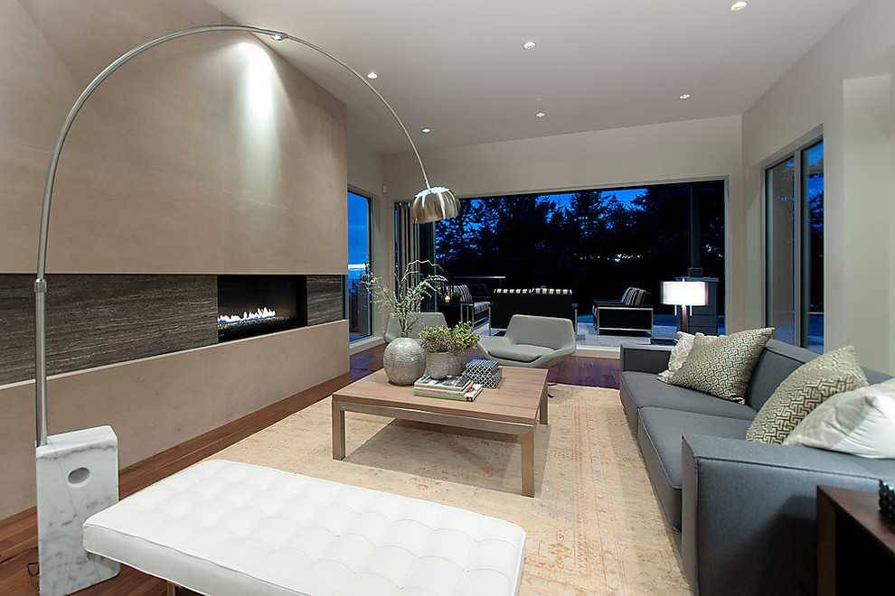 Стильный дизайн: гостиная комната в современном стиле с бежевыми стенами и горизонтальным камином - последний тренд