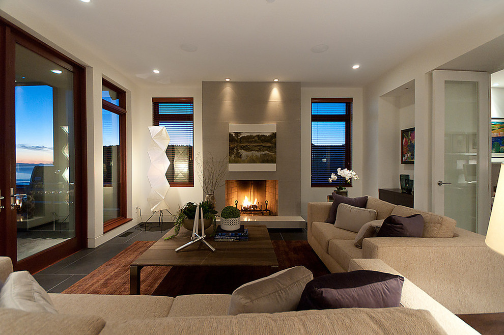 Стильный дизайн: гостиная комната в современном стиле с стандартным камином - последний тренд