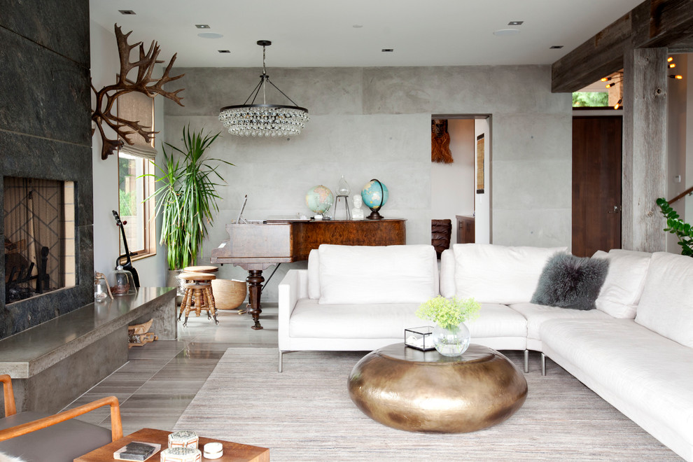 Esempio di un grande soggiorno design aperto con sala formale, pareti grigie, camino classico, nessuna TV e pavimento marrone