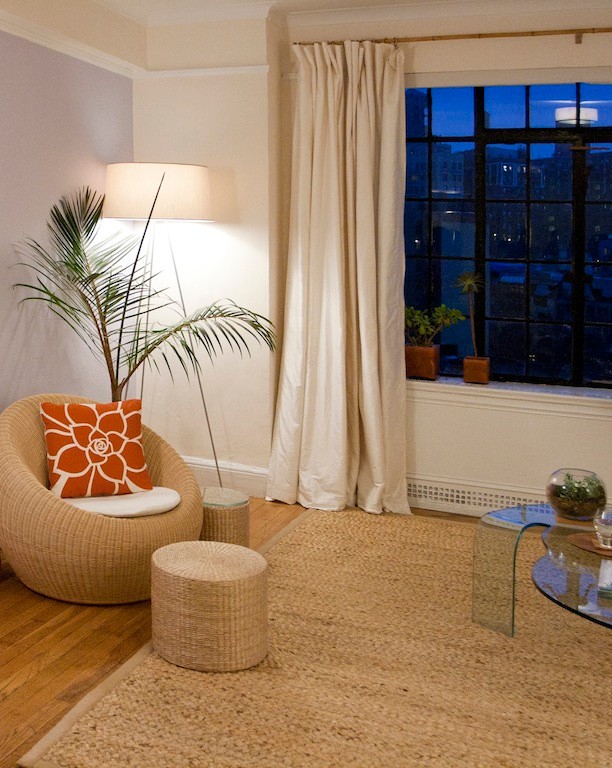 Inspiration för små moderna separata vardagsrum, med lila väggar, mellanmörkt trägolv och brunt golv