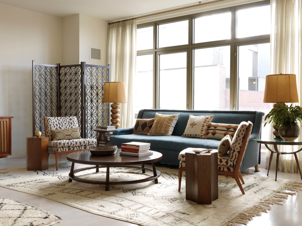 Repräsentatives, Mittelgroßes, Fernseherloses, Offenes Asiatisches Wohnzimmer ohne Kamin mit beiger Wandfarbe und hellem Holzboden in New York