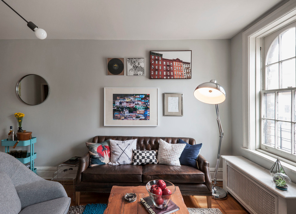 Источник вдохновения для домашнего уюта: открытая гостиная комната среднего размера в стиле фьюжн с домашним баром, серыми стенами и коричневым диваном