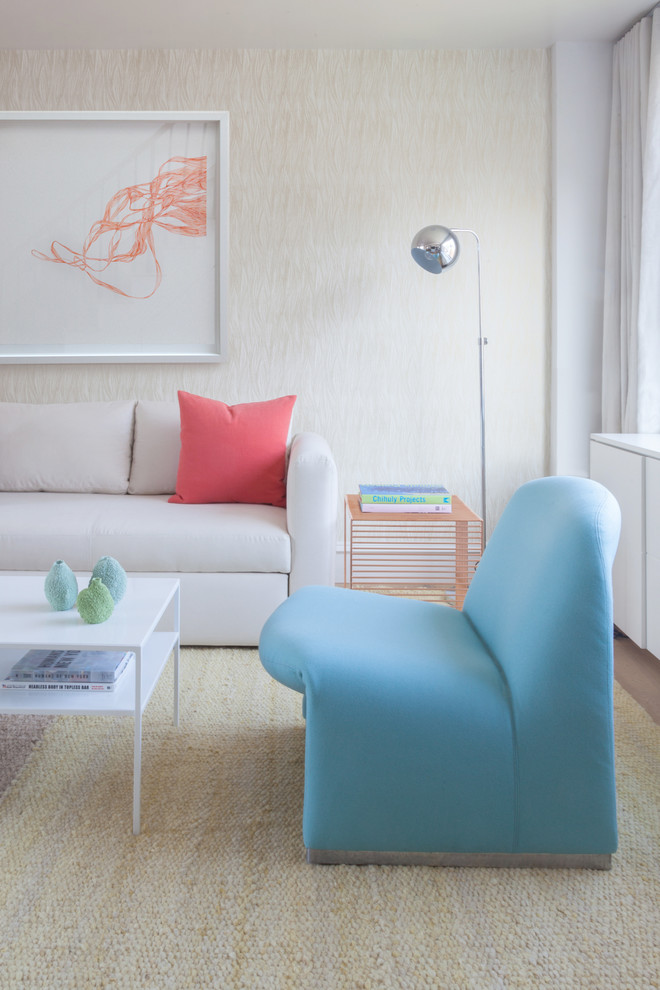 Immagine di un soggiorno minimalista chiuso e di medie dimensioni con pareti bianche, parquet chiaro e nessun camino