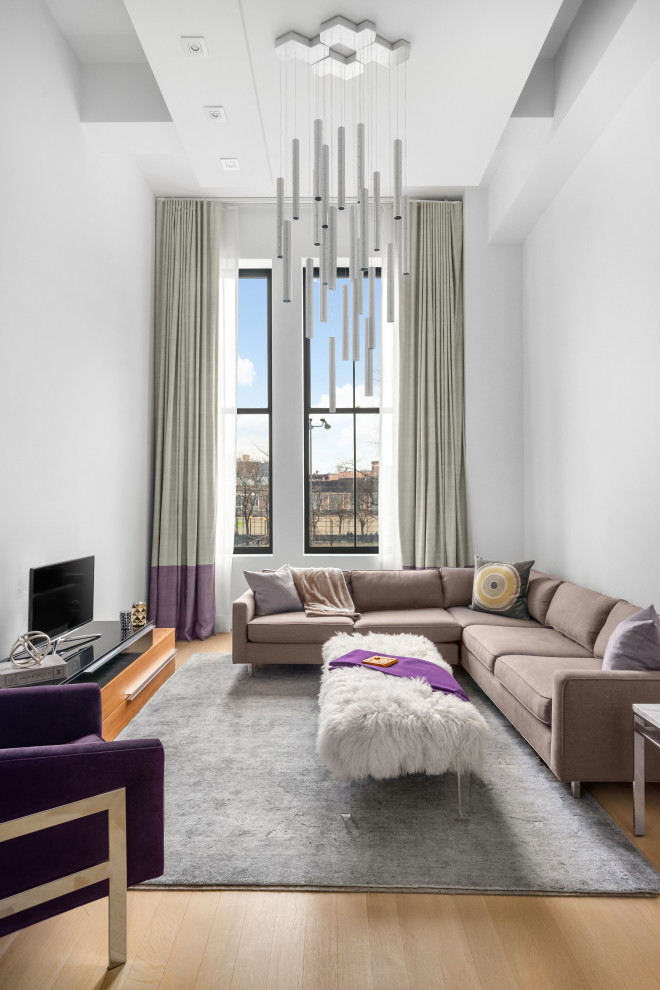 Источник вдохновения для домашнего уюта: гостиная комната в современном стиле с белыми стенами, светлым паркетным полом, отдельно стоящим телевизором и бежевым полом