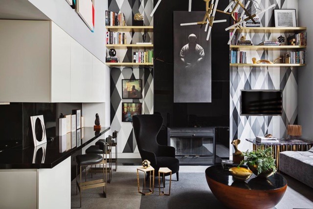 Inredning av ett modernt mellanstort loftrum, med ett bibliotek, grå väggar, mörkt trägolv, en standard öppen spis, en spiselkrans i metall, grått golv och en dold TV
