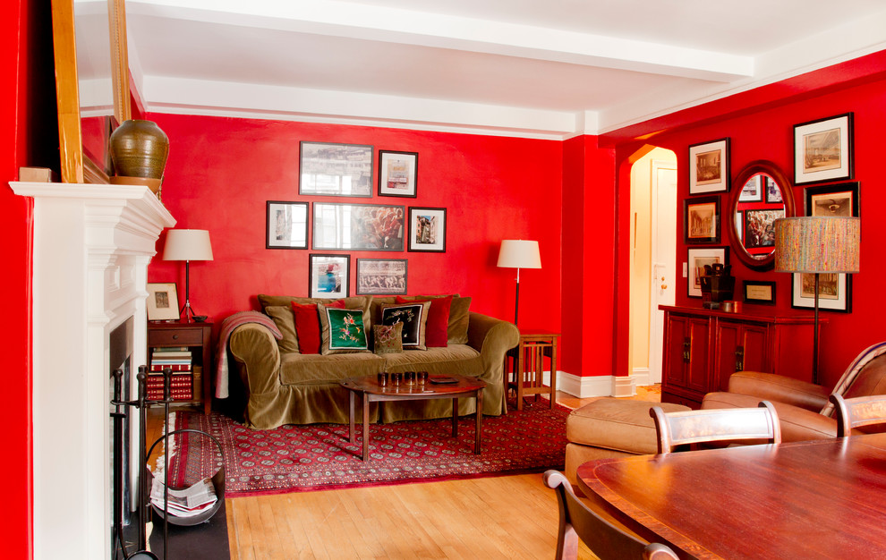 Idee per un soggiorno chic di medie dimensioni e aperto con pareti rosse, parquet chiaro, camino classico e cornice del camino in legno