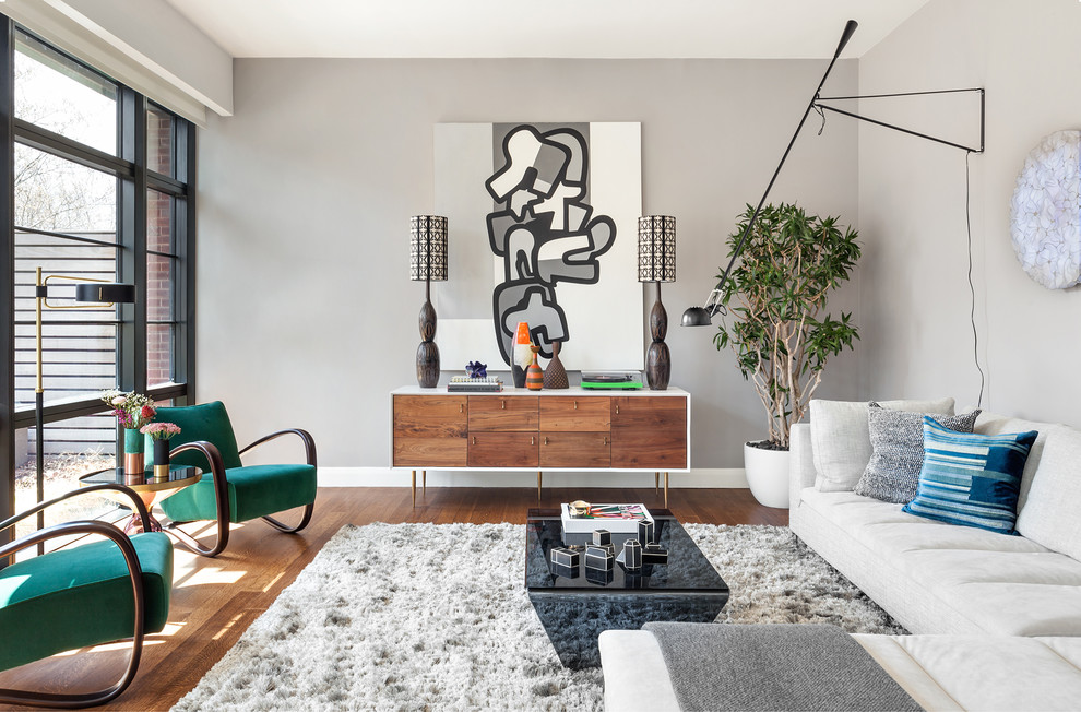 Großes, Offenes Modernes Wohnzimmer ohne Kamin mit grauer Wandfarbe und braunem Holzboden in New York