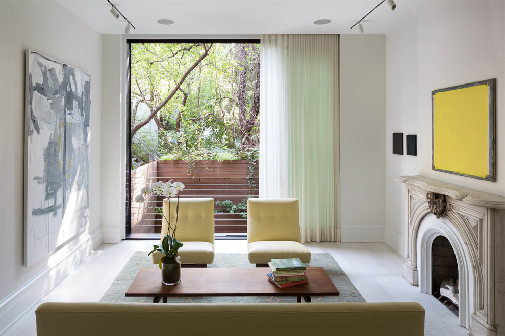 Foto di un soggiorno classico chiuso con pareti beige, parquet chiaro, camino classico e sala formale
