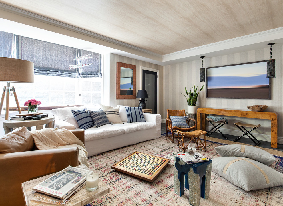 На фото: изолированная гостиная комната в морском стиле с серыми стенами с