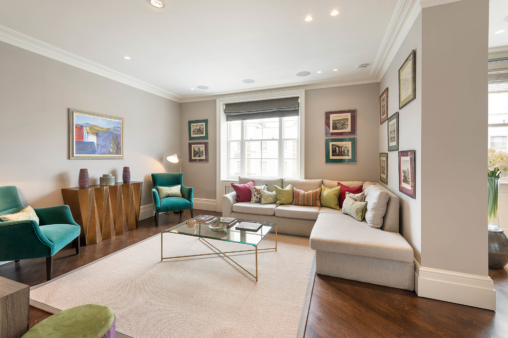 Immagine di un soggiorno chic con pareti beige, pavimento in legno massello medio e pavimento marrone
