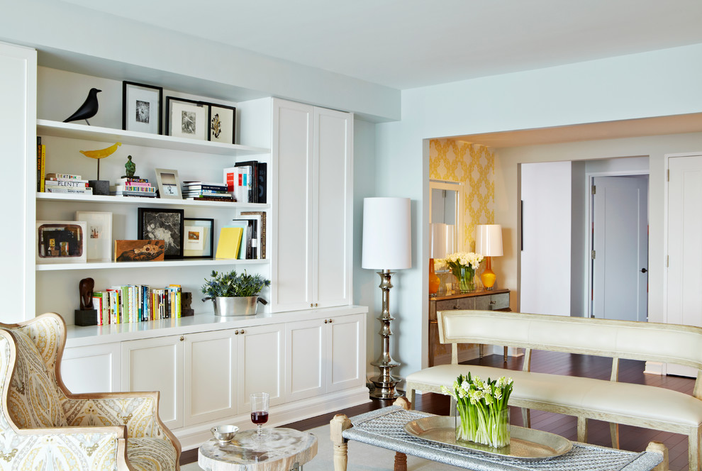 Пример оригинального дизайна: гостиная комната в стиле неоклассика (современная классика) с синими стенами