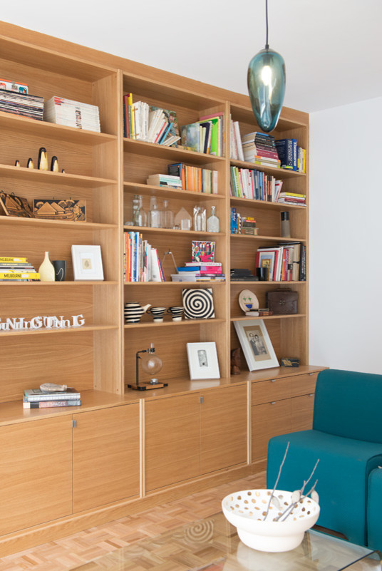 Idéer för stora skandinaviska separata vardagsrum, med ett bibliotek, vita väggar, ljust trägolv och en fristående TV