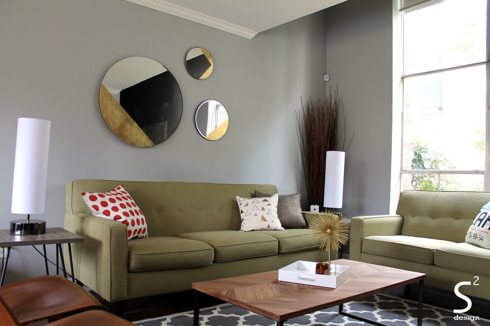 На фото: открытая гостиная комната среднего размера в стиле ретро с серыми стенами, паркетным полом среднего тона и отдельно стоящим телевизором