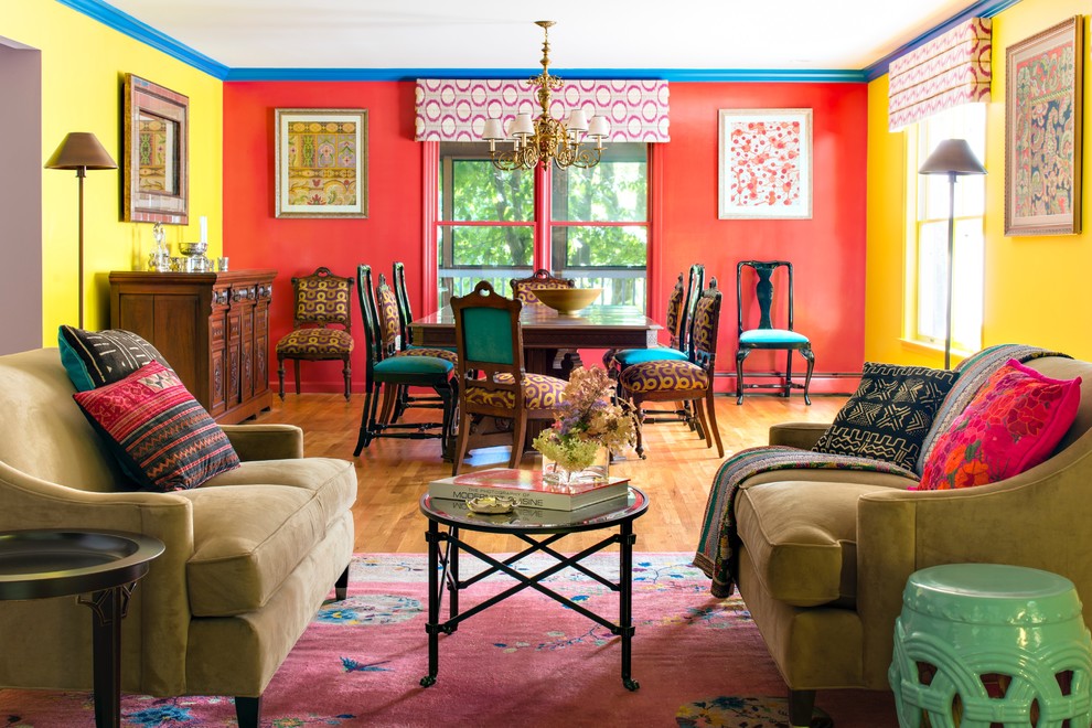 Esempio di un soggiorno eclettico aperto con sala formale, pareti multicolore, parquet chiaro e pavimento beige