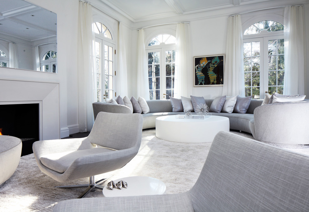 Свежая идея для дизайна: большая гостиная комната в современном стиле с белыми стенами и стандартным камином - отличное фото интерьера