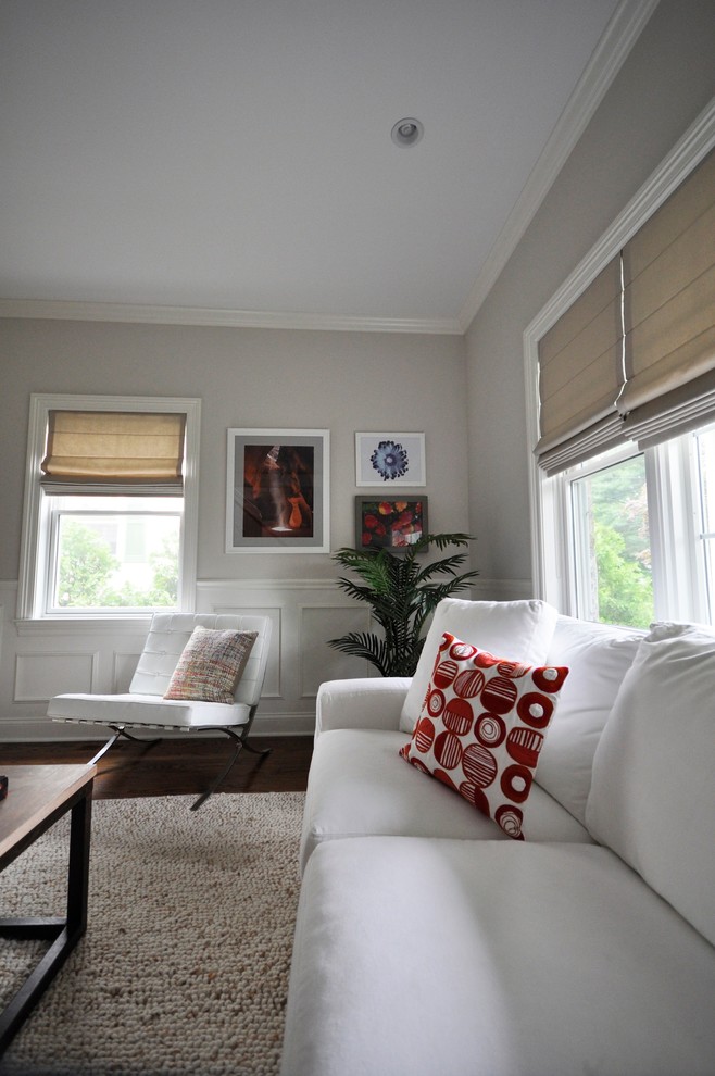Imagen de salón para visitas abierto clásico renovado grande con paredes grises y suelo de madera oscura