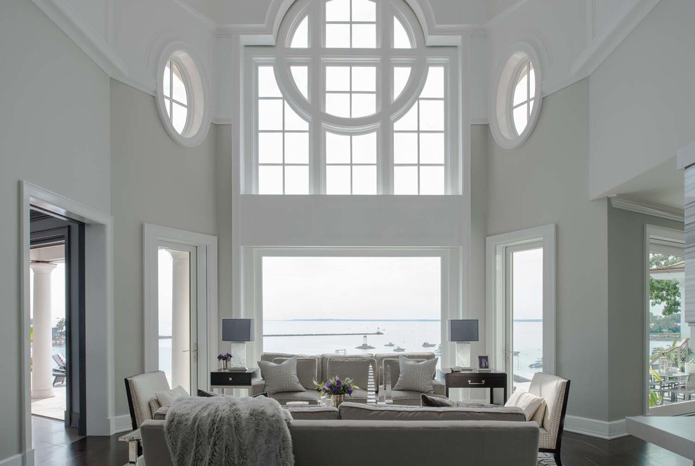 Idee per un soggiorno stile marino chiuso con sala formale, pareti grigie e parquet scuro