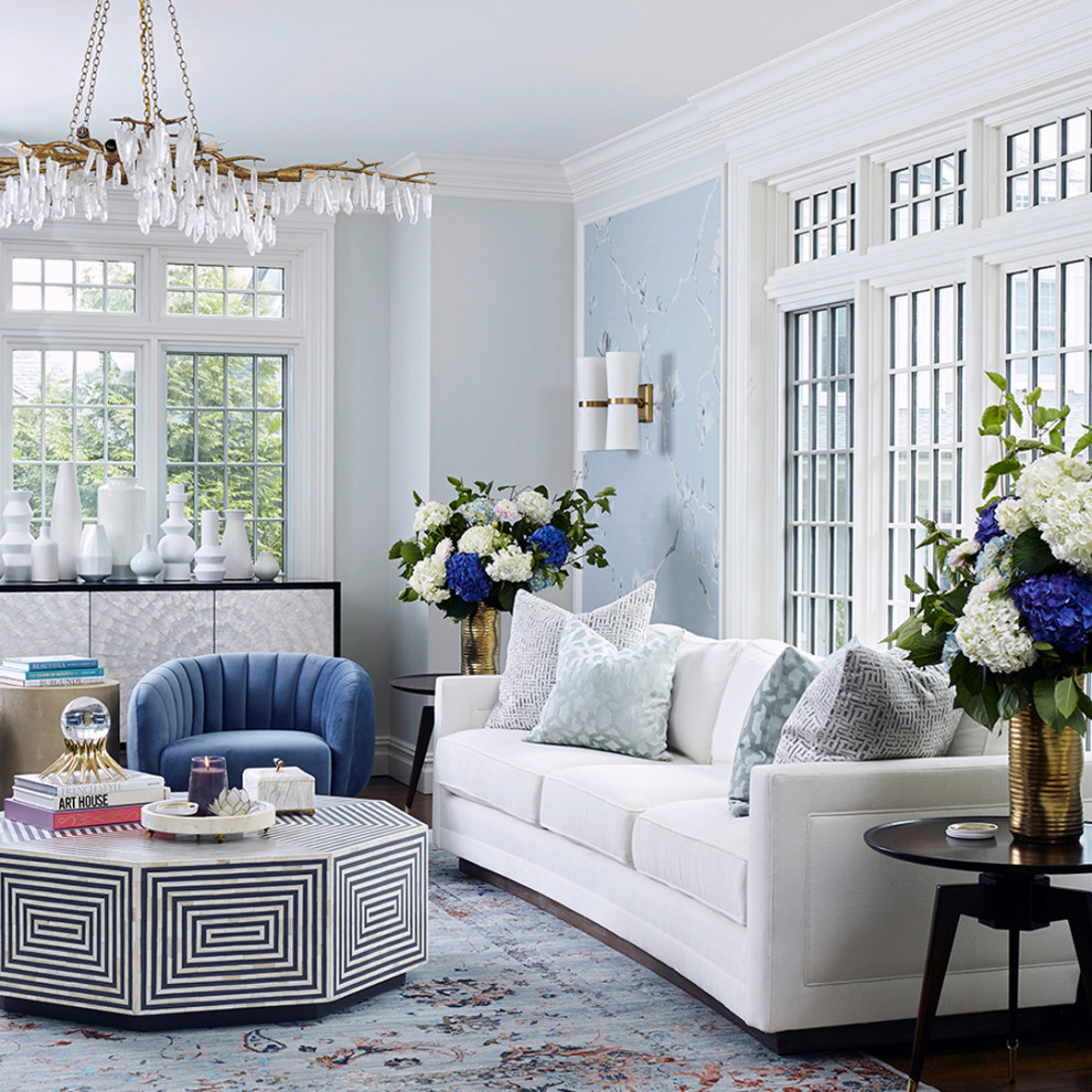 Идея дизайна: большая парадная, открытая гостиная комната в стиле неоклассика (современная классика) с синими стенами, паркетным полом среднего тона, коричневым полом и обоями на стенах
