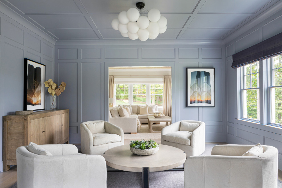 Inspiration för stora klassiska separata vardagsrum, med ett finrum, grå väggar, ljust trägolv och vitt golv