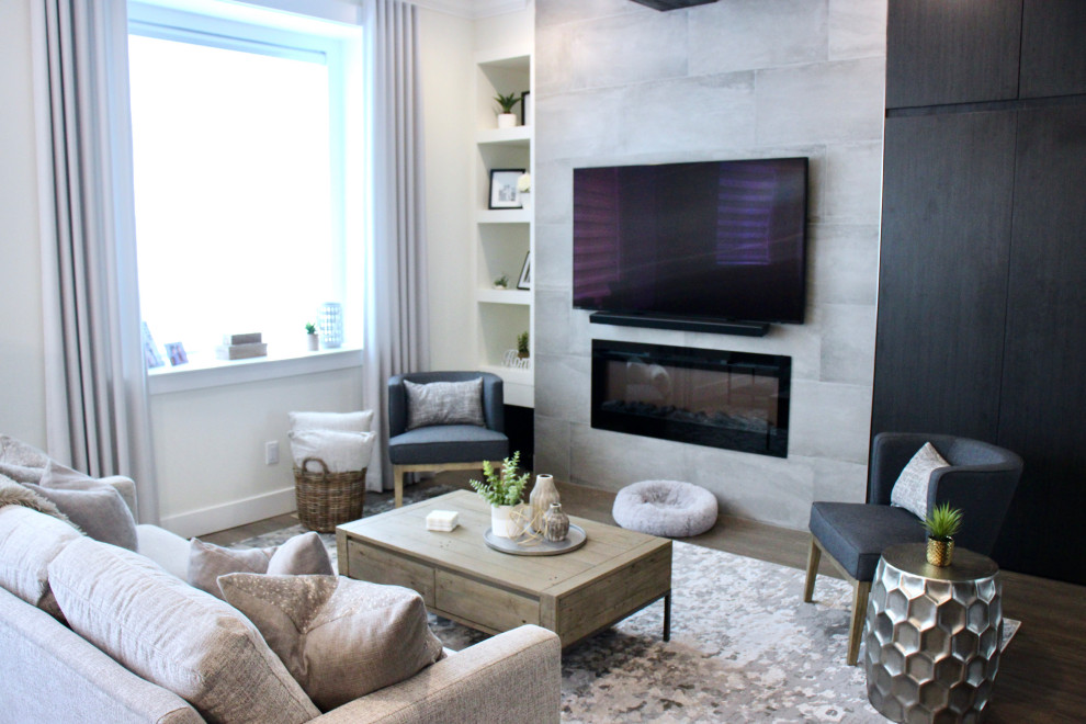 Cette image montre un salon minimaliste de taille moyenne et ouvert avec un mur blanc, un sol en bois brun, une cheminée standard, un manteau de cheminée en carrelage, un téléviseur fixé au mur, un sol marron et poutres apparentes.