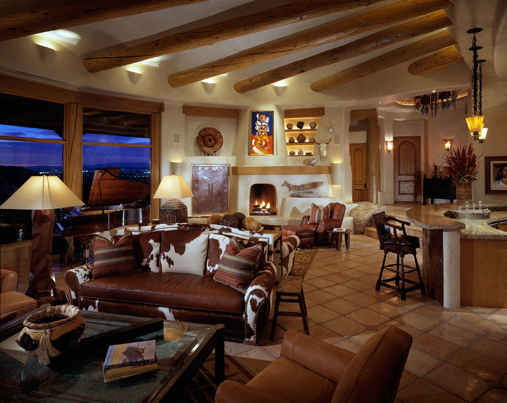 На фото: большая открытая гостиная комната с домашним баром, бежевыми стенами, полом из керамической плитки и стандартным камином без телевизора с