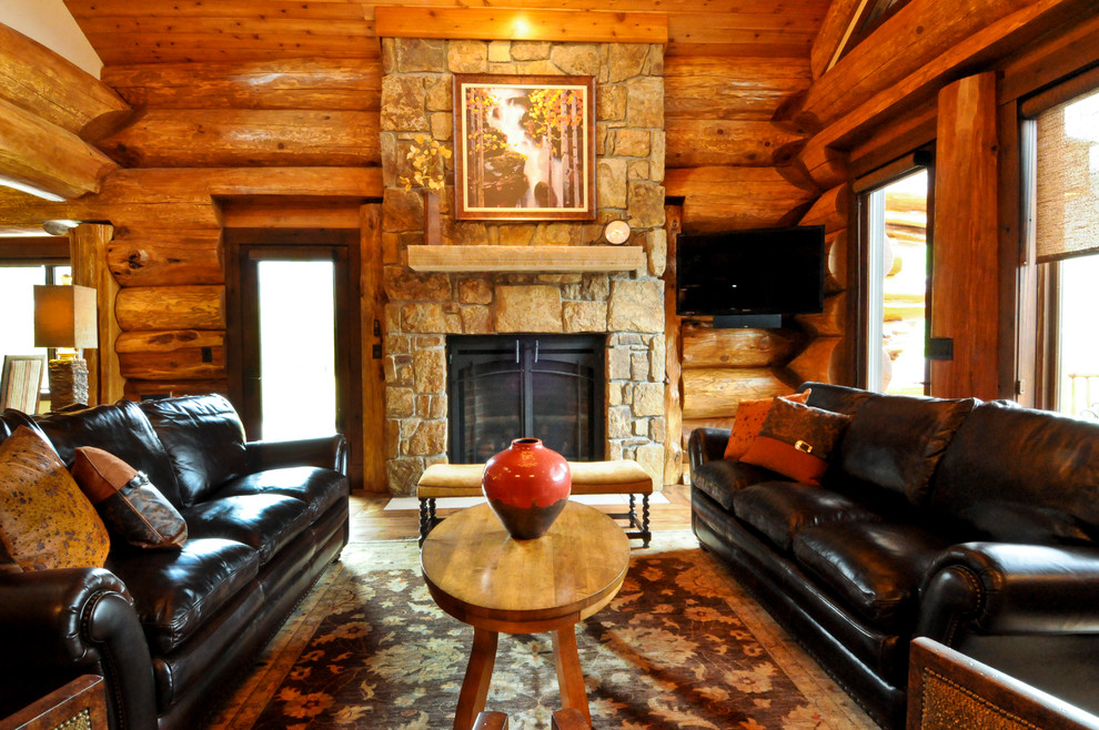 Exempel på ett mellanstort rustikt allrum med öppen planlösning, med ljust trägolv, en standard öppen spis, en spiselkrans i sten, en väggmonterad TV och brunt golv