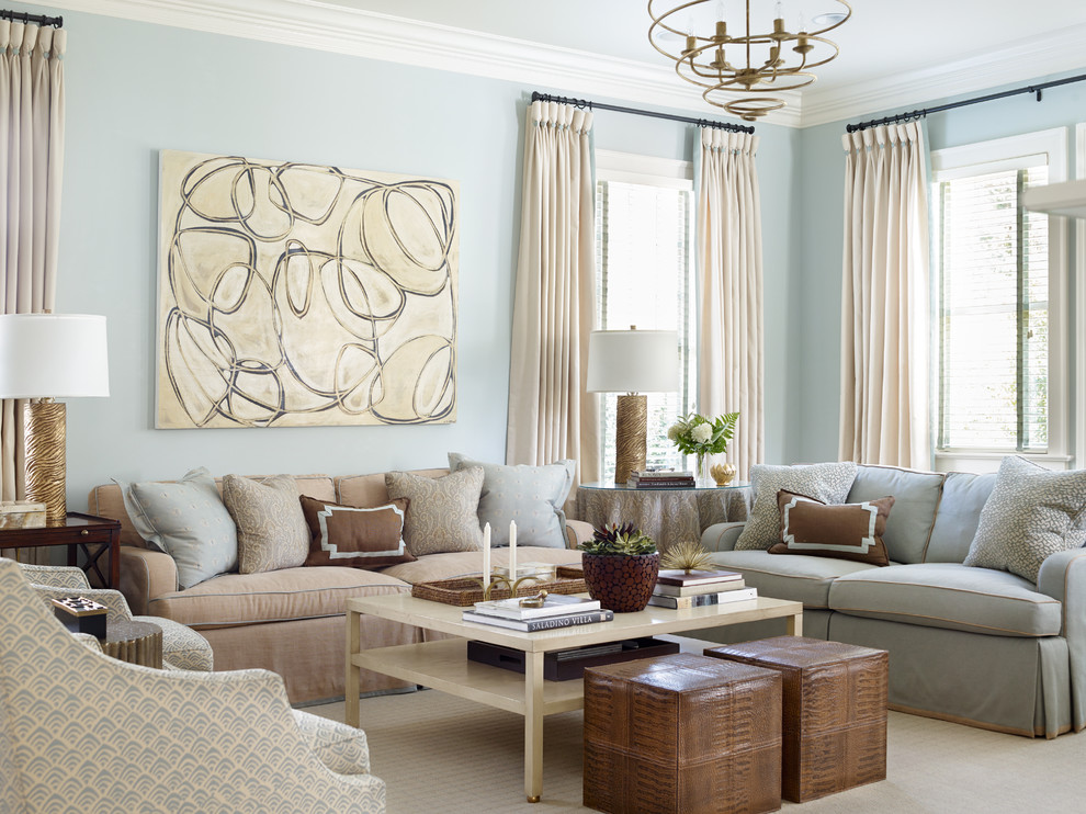 Стильный дизайн: большая открытая гостиная комната в классическом стиле с синими стенами, темным паркетным полом и телевизором на стене - последний тренд