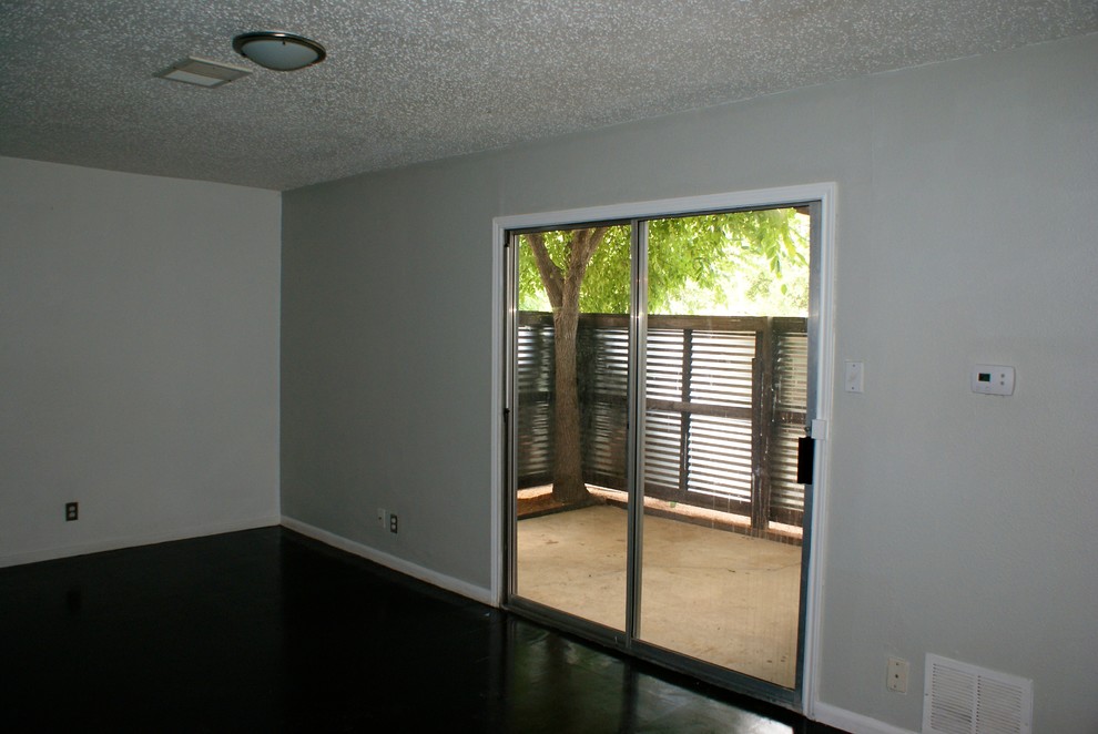 Immagine di un piccolo soggiorno minimalista stile loft con sala formale e pavimento in cemento