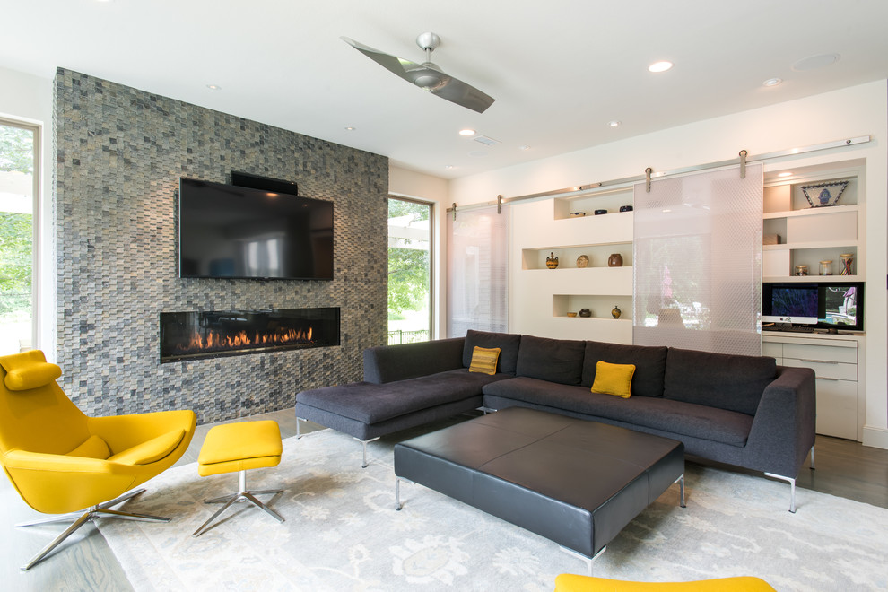 На фото: большая изолированная гостиная комната в современном стиле с белыми стенами, светлым паркетным полом, горизонтальным камином, фасадом камина из плитки и телевизором на стене