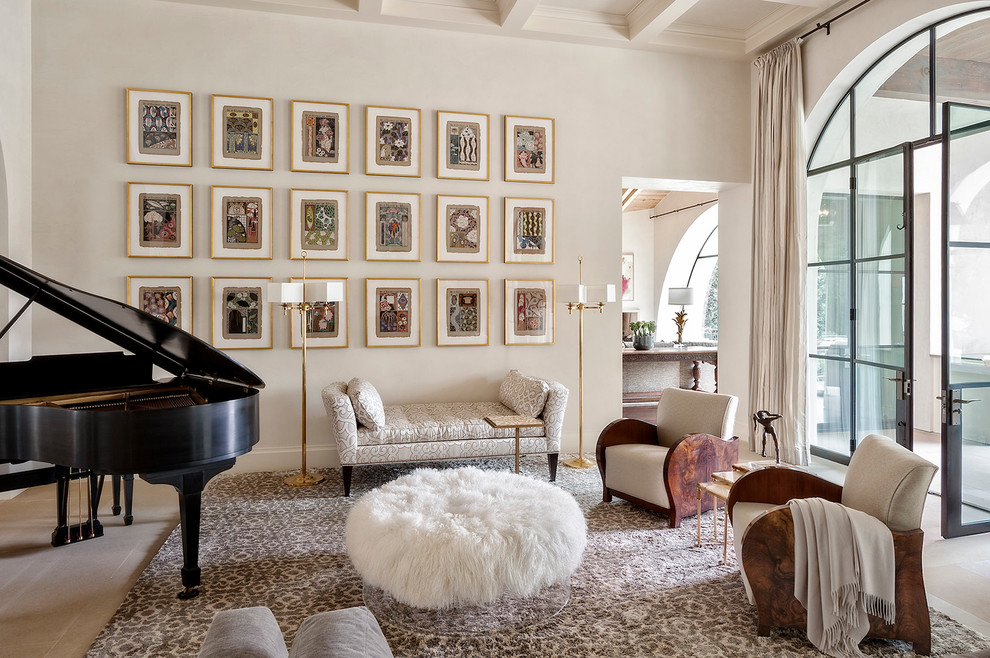 На фото: гостиная комната в средиземноморском стиле с музыкальной комнатой и белыми стенами с