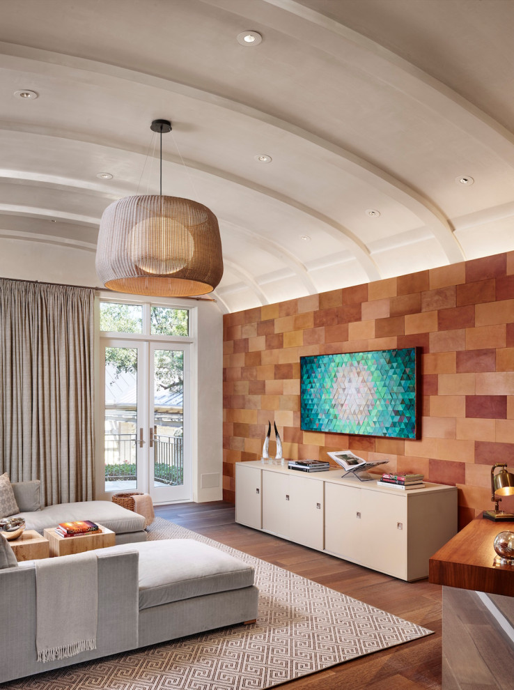 Foto de salón cerrado retro de tamaño medio sin chimenea con paredes marrones, suelo de madera oscura, televisor colgado en la pared y suelo marrón