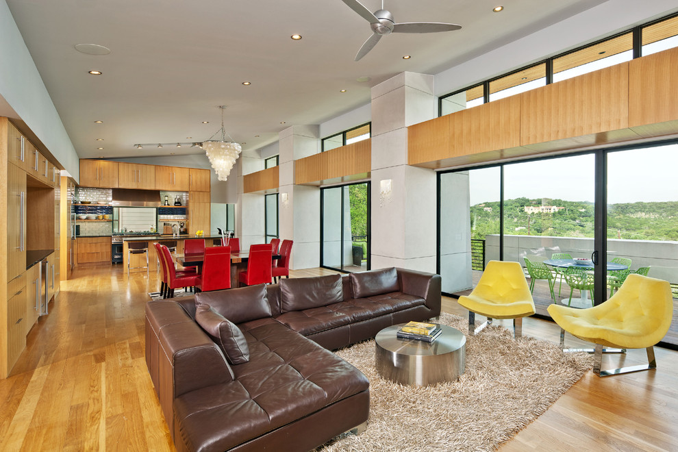 Repräsentatives, Offenes Modernes Wohnzimmer mit weißer Wandfarbe und hellem Holzboden in Austin