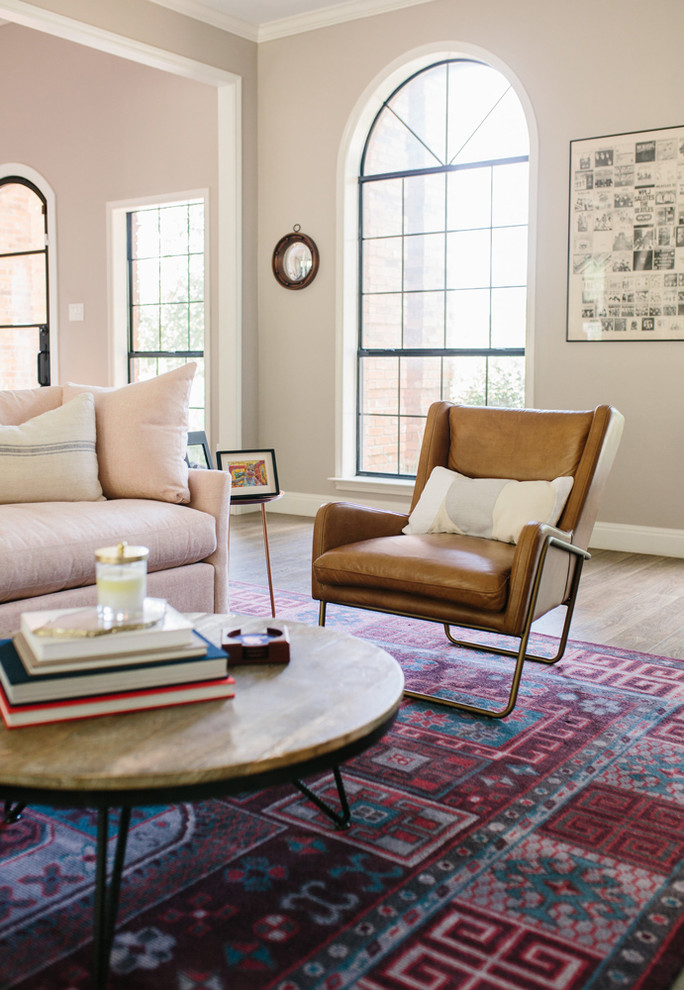 Mittelgroßes, Repräsentatives, Fernseherloses, Offenes Klassisches Wohnzimmer ohne Kamin mit beiger Wandfarbe und braunem Holzboden in Austin