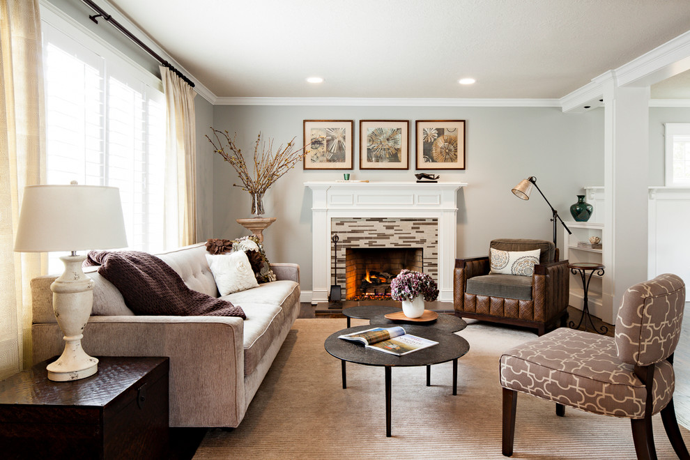 Repräsentatives Klassisches Wohnzimmer mit grauer Wandfarbe, Kamin und gefliester Kaminumrandung in Portland