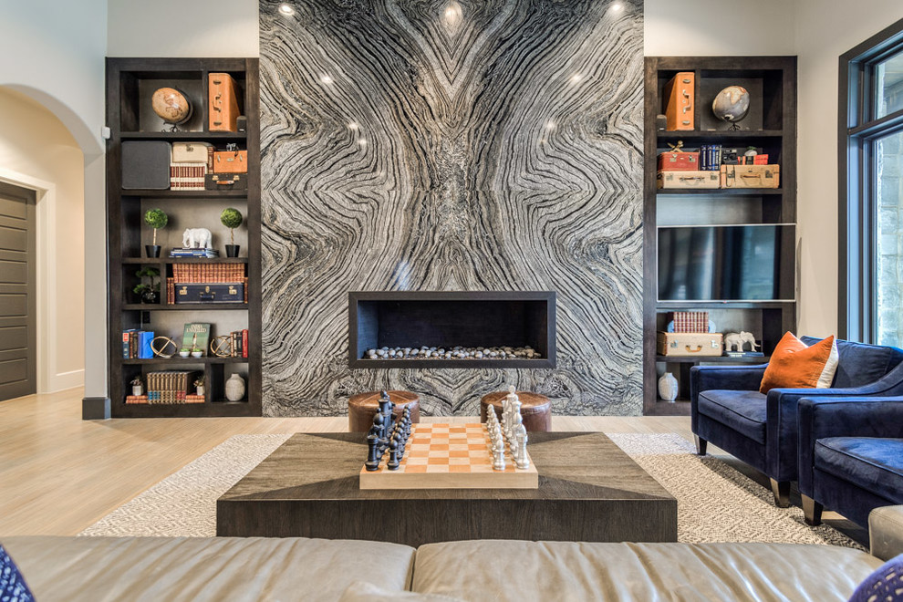 ダラスにあるコンテンポラリースタイルのおしゃれなリビング (グレーの壁、標準型暖炉、埋込式メディアウォール、ベージュの床) の写真