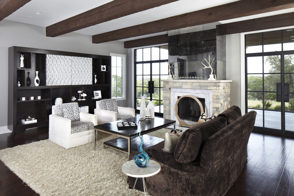 Пример оригинального дизайна: гостиная комната в современном стиле с серыми стенами и стандартным камином