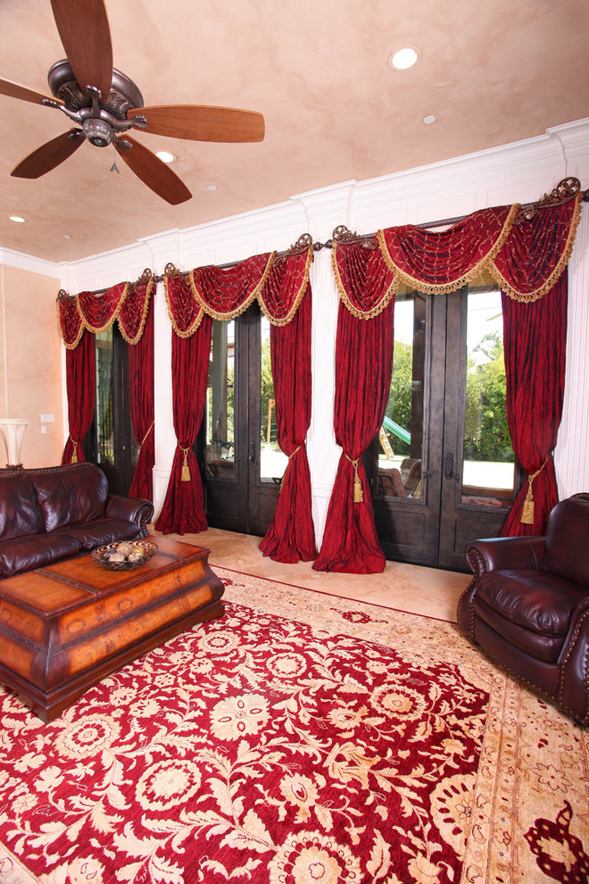 Idee per un soggiorno tradizionale di medie dimensioni e aperto con sala formale, pareti beige, pavimento in gres porcellanato e pavimento beige