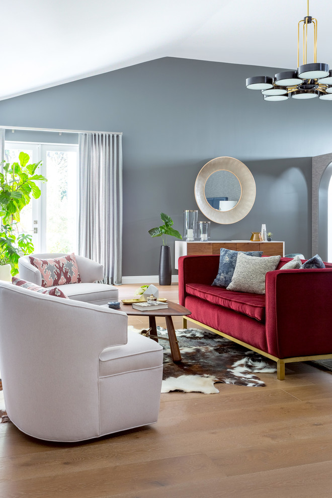 Источник вдохновения для домашнего уюта: парадная, открытая гостиная комната в стиле ретро с серыми стенами, светлым паркетным полом и бежевым полом