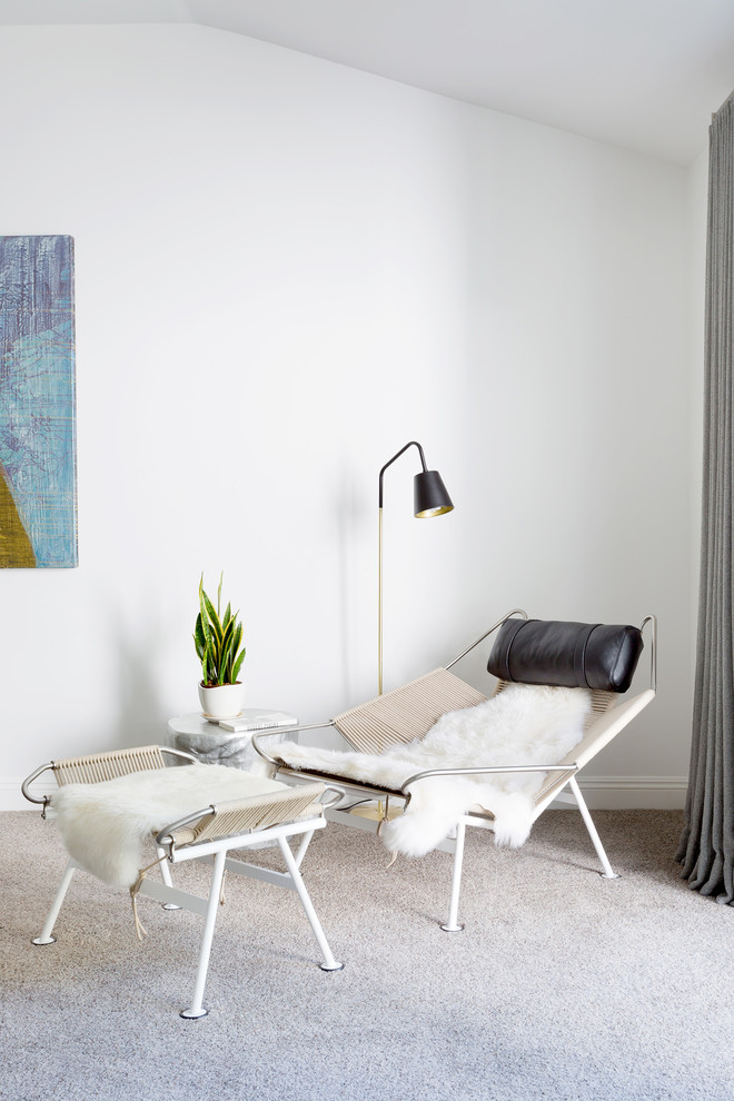 Идея дизайна: гостиная комната в стиле ретро с белыми стенами, ковровым покрытием и серым полом