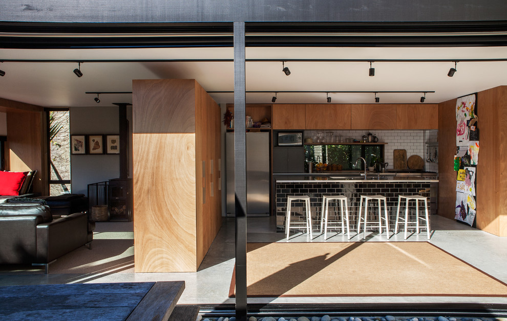 Inspiration pour un salon design ouvert avec sol en béton ciré et un poêle à bois.